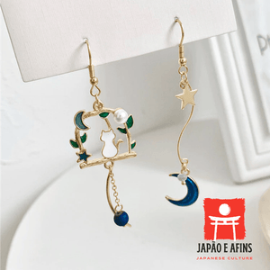 Brinco Assimétrico Gato Branco ao Luar - Japão e Afins