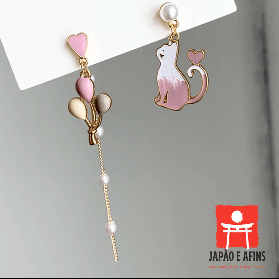 Brinco Assimétrico Gato Rosa e Balões - Japão e Afins