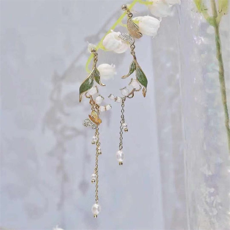 Brinco Assimétrico Orquídeas Branca